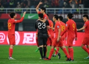 开运体育登录-足球比赛场面火爆，球员斗志昂扬