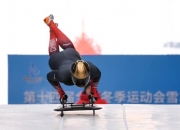 开运体育下载-雪车赛选手冲刺全力，拼尽全力