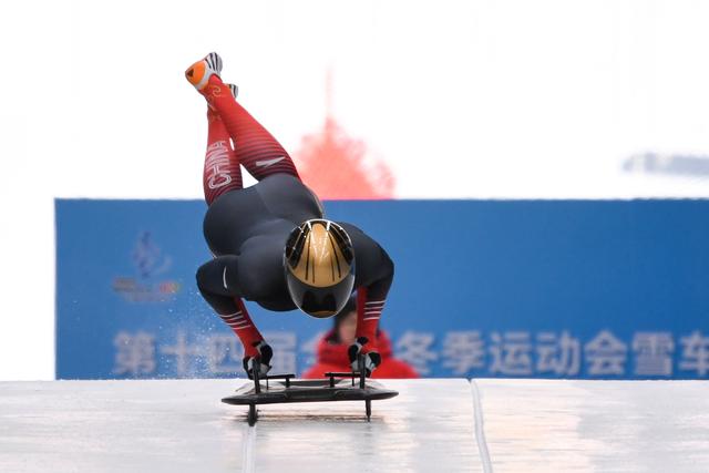 雪车赛选手冲刺全力,拼尽全力 雪车赛选手冲刺全力,拼尽全力
