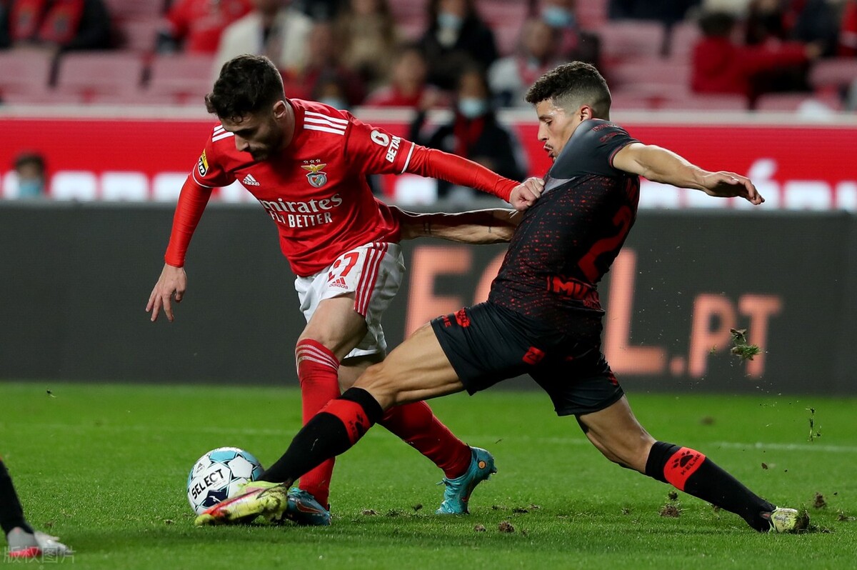 阿贾克斯大放异彩,碾压对手 阿贾克斯大放异彩,碾压对手