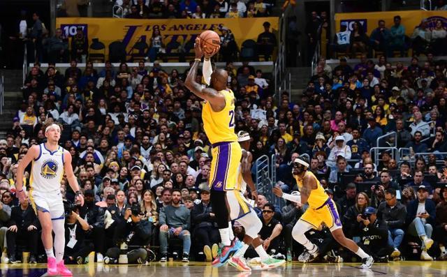 勇士横扫湖人,库里盖帽 勇士横扫湖人,库里盖帽