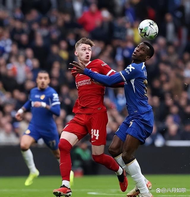 曼联负于巴塞罗那，实力差距明显