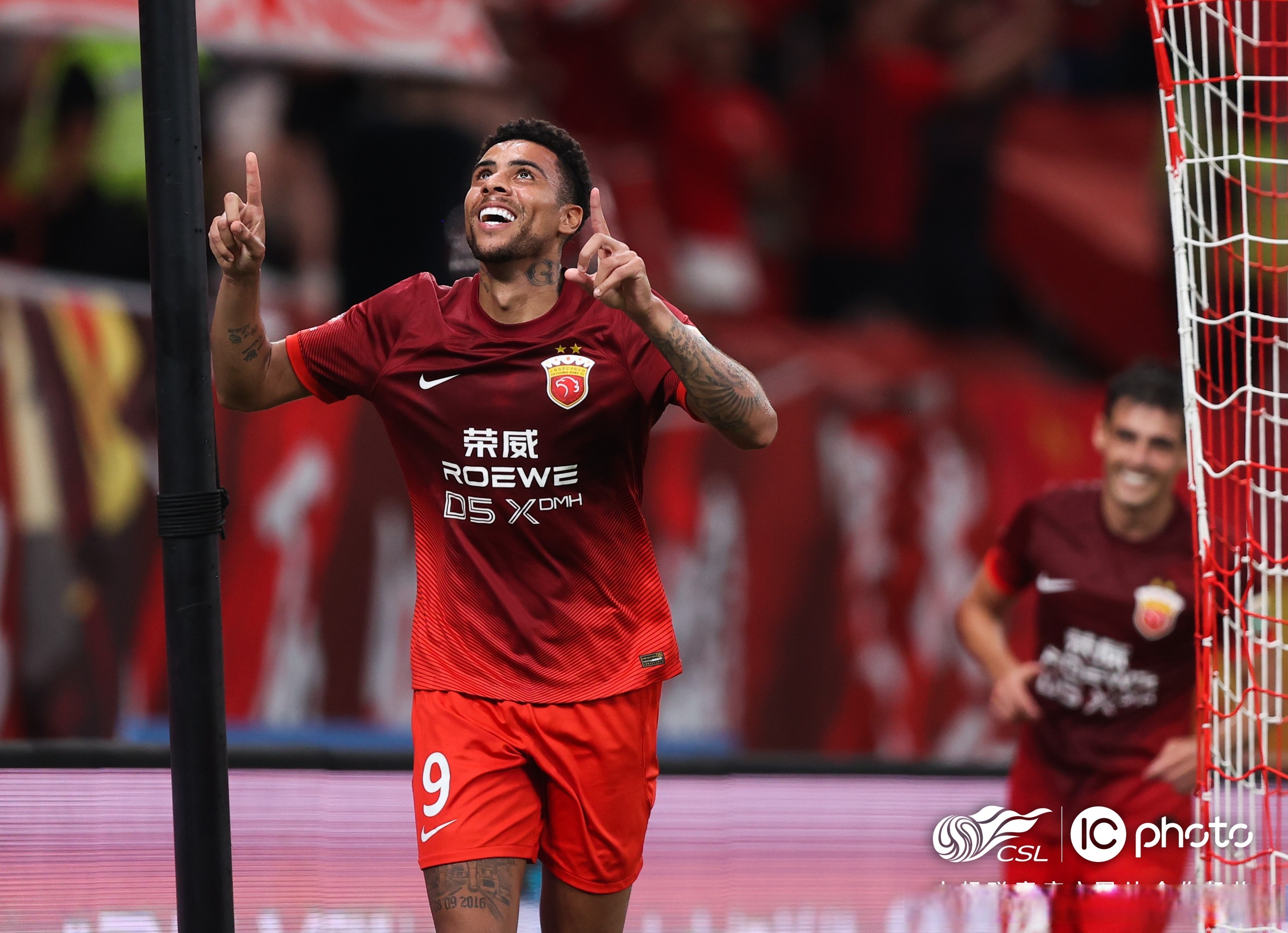 足球新秀崭露头角,引领球队取得突破 足球新秀崭露头角,引领球队取得突破