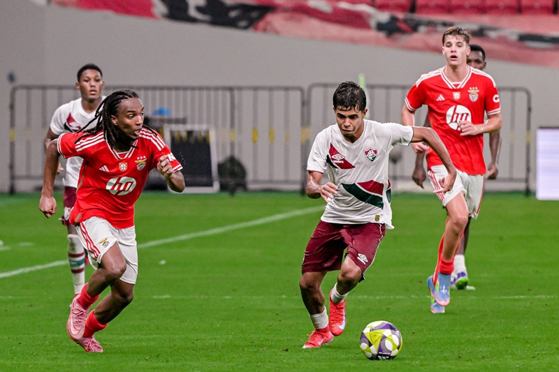 足坛明日之星亮相,赛场上演华丽巅峰对决 足坛明日之星亮相,赛场上演华丽巅峰对决